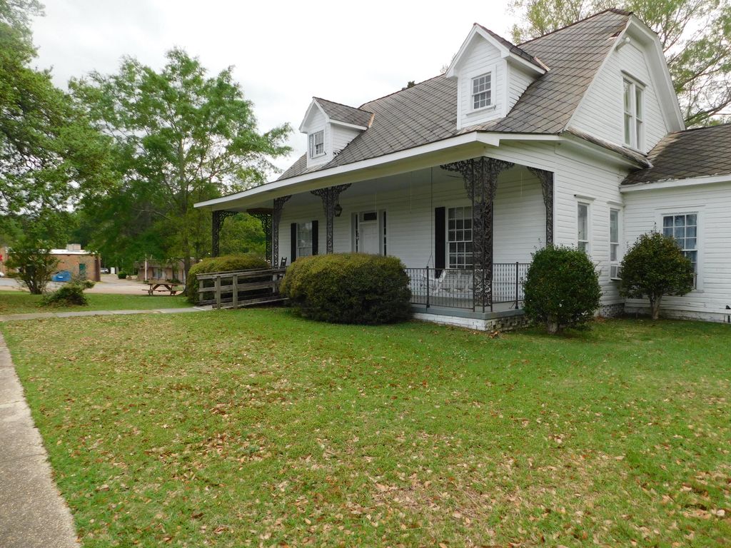 405 N First St., Collins, MS 39428