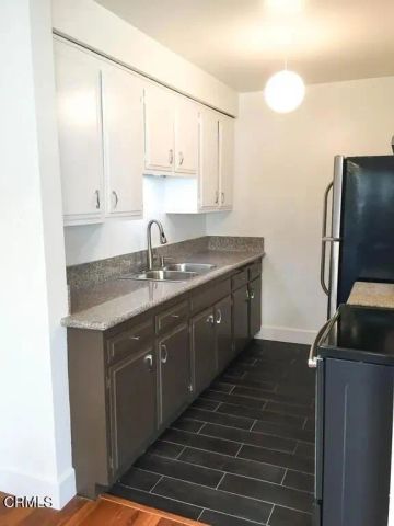 4423 Ambrose Avenue 2, Los Angeles, CA 90027