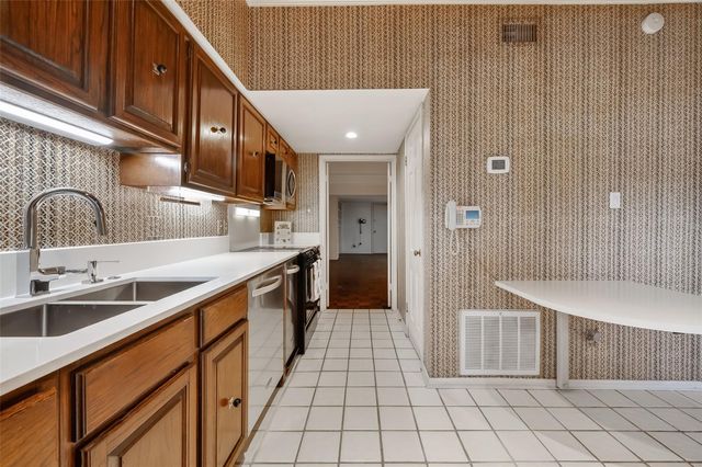 5338 Brownway Street B19, Houston, TX 77056