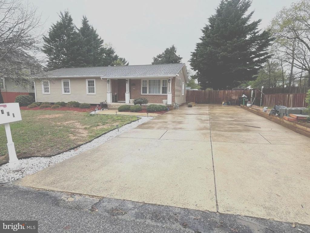 9401 SURRATTS MANOR DR, Clinton, MD 20735