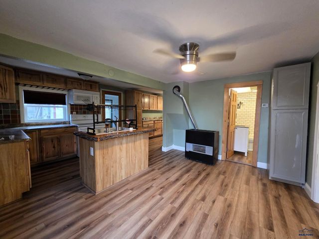 401 S BAILEY AVE, New Underwood, SD 57761