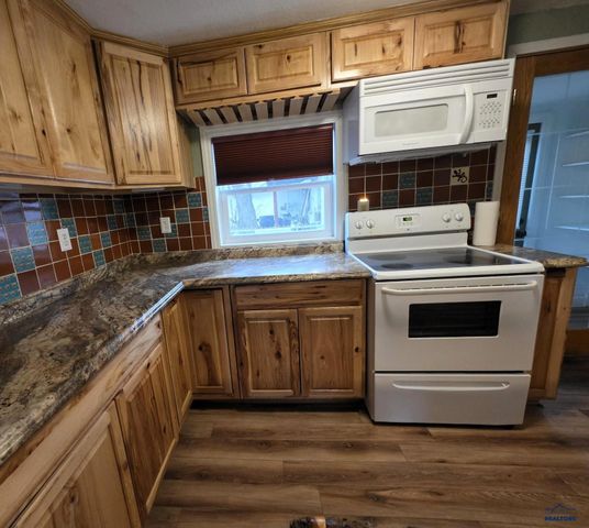 401 S BAILEY AVE, New Underwood, SD 57761