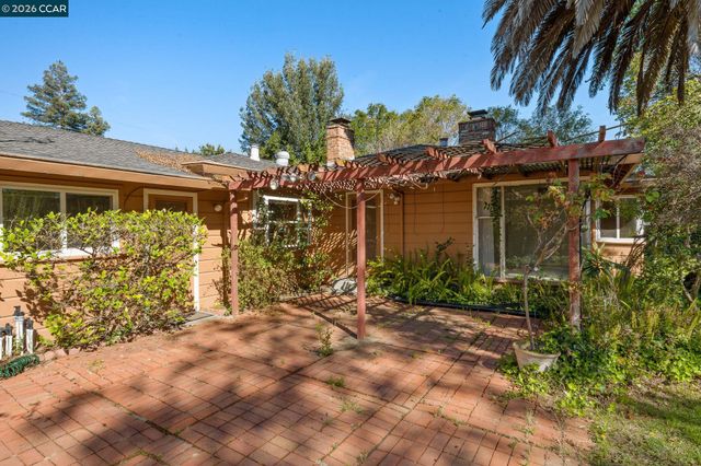 1174 Saint Francis Dr, Concord, CA 94518