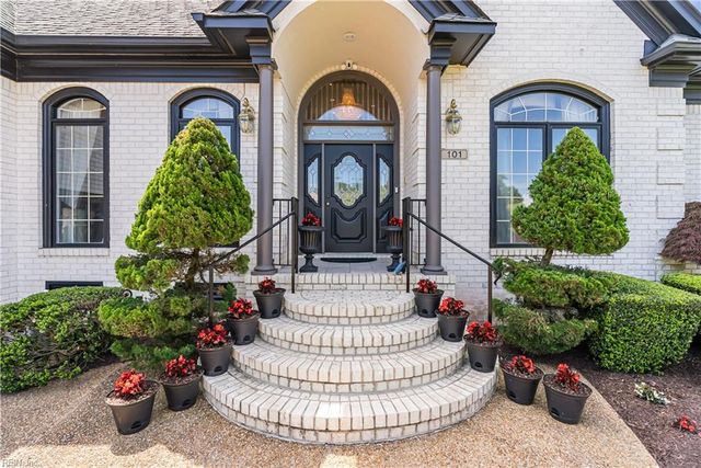 101 Barrington LN, Yorktown, VA 23693