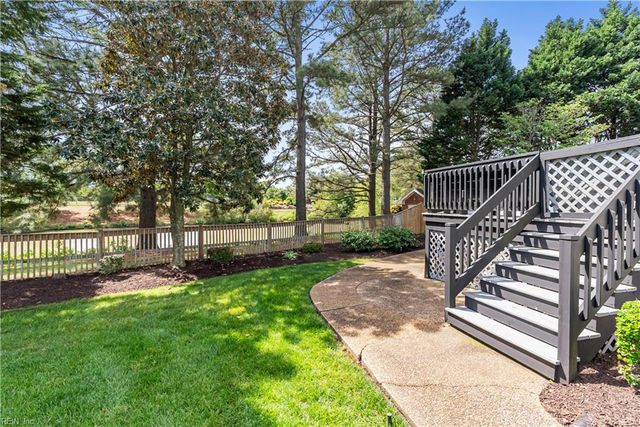 101 Barrington LN, Yorktown, VA 23693