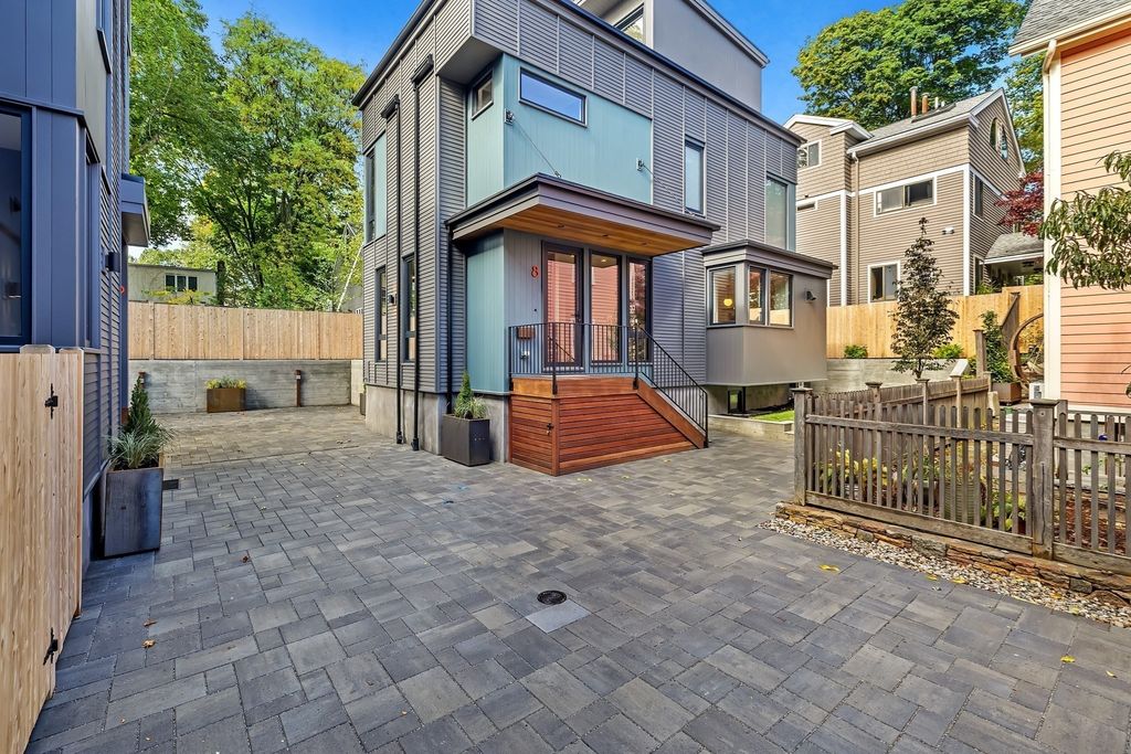 8 Holworthy Terrace, Cambridge, MA 02138