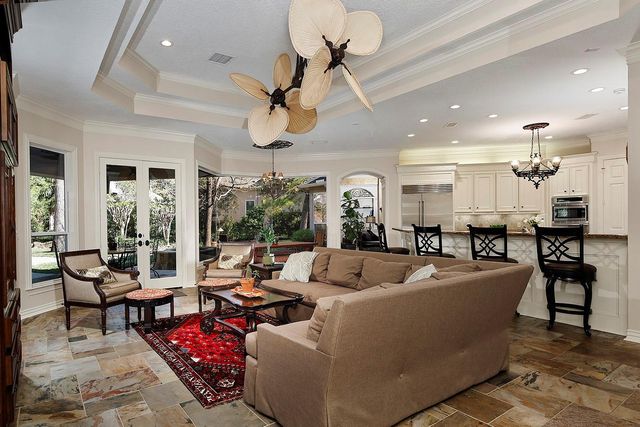 22 W Bracebridge Circle, The Woodlands, TX 77382