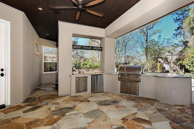 22 W Bracebridge Circle, The Woodlands, TX 77382