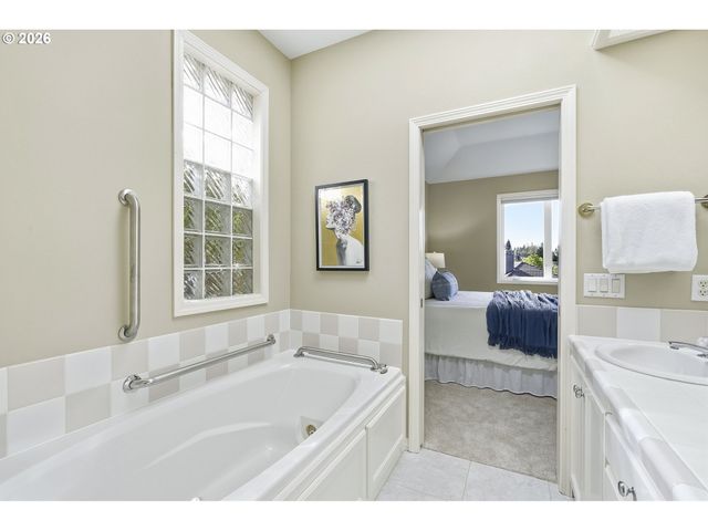 3916 Nw FALL CREEK Pl, Portland, OR 97229