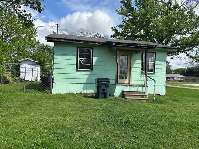 202 N 1st Street, Point, TX 75472