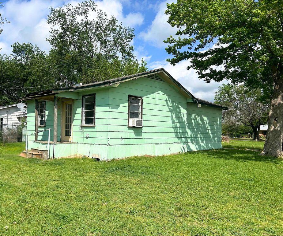 202 N 1st Street, Point, TX 75472