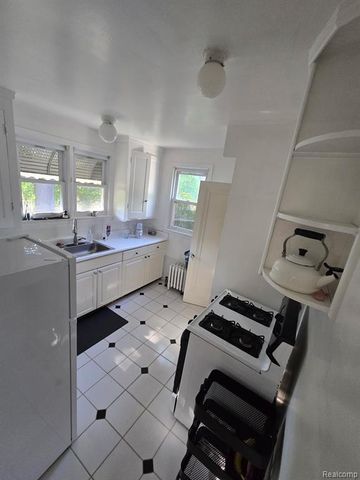 5835 Putnam Drive, West Bloomfield, MI 48323