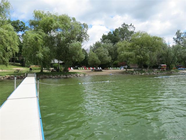 5835 Putnam Drive, West Bloomfield, MI 48323