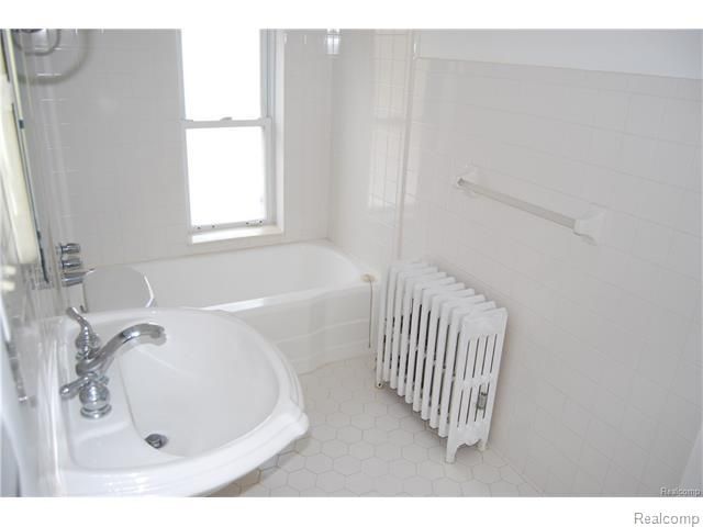 5835 Putnam Drive, West Bloomfield, MI 48323