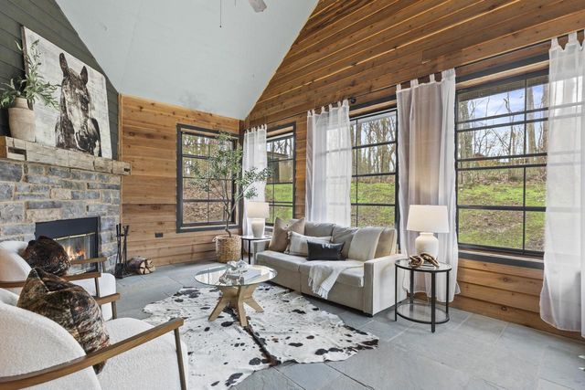 N51W28373 Maes Walke, Pewaukee, WI 53072
