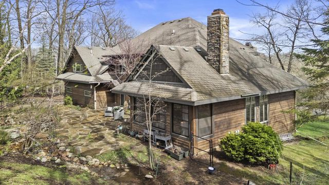 N51W28373 Maes Walke, Pewaukee, WI 53072