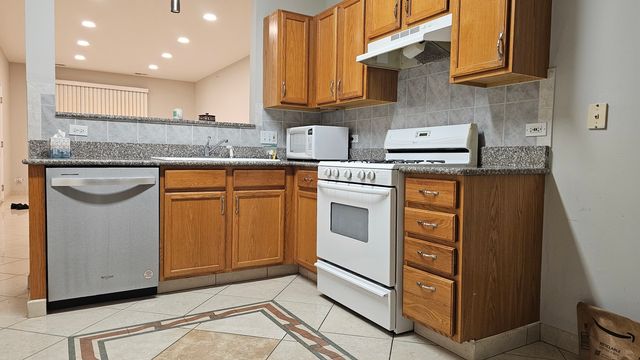 151 N Waters Edge Drive C, Glendale Heights, IL 60139