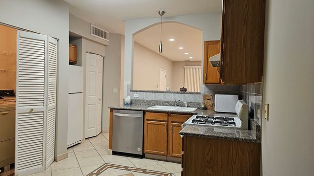 151 N Waters Edge Drive C, Glendale Heights, IL 60139