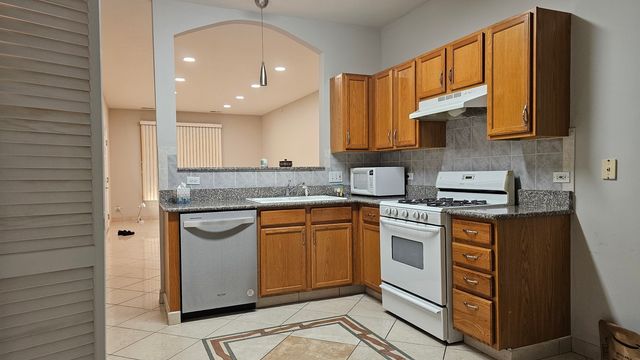 151 N Waters Edge Drive C, Glendale Heights, IL 60139