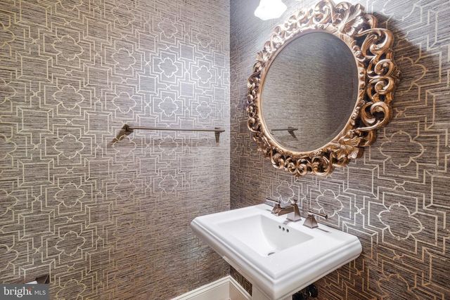 6878 FRASE DR, Falls Church, VA 22043