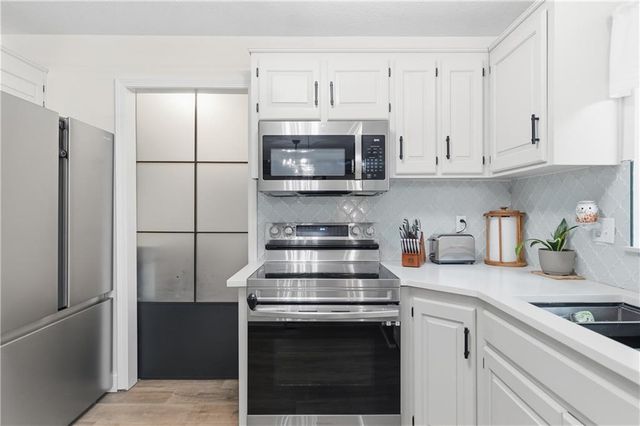 817 NW Golden Court, Blue Springs, MO 64015