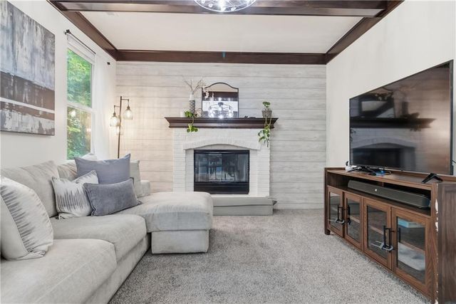 817 NW Golden Court, Blue Springs, MO 64015