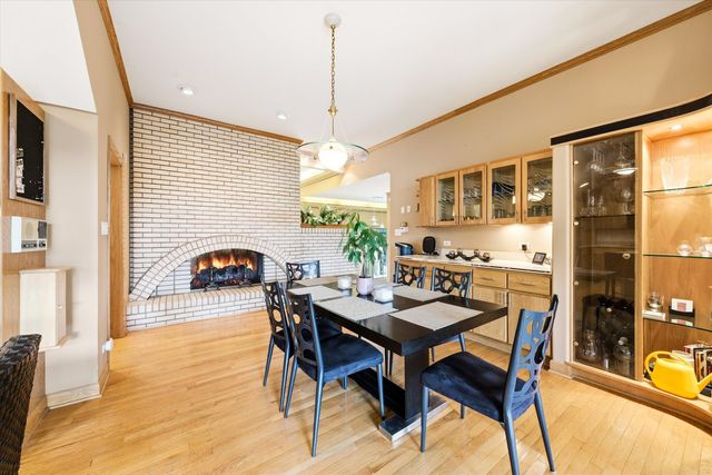 130 Surrey Lane, Burr Ridge, IL 60527