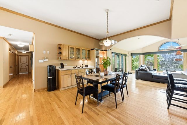 130 Surrey Lane, Burr Ridge, IL 60527