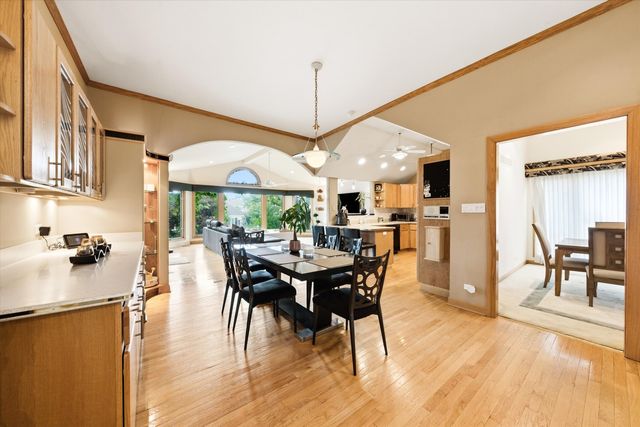 130 Surrey Lane, Burr Ridge, IL 60527