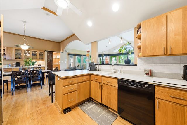 130 Surrey Lane, Burr Ridge, IL 60527