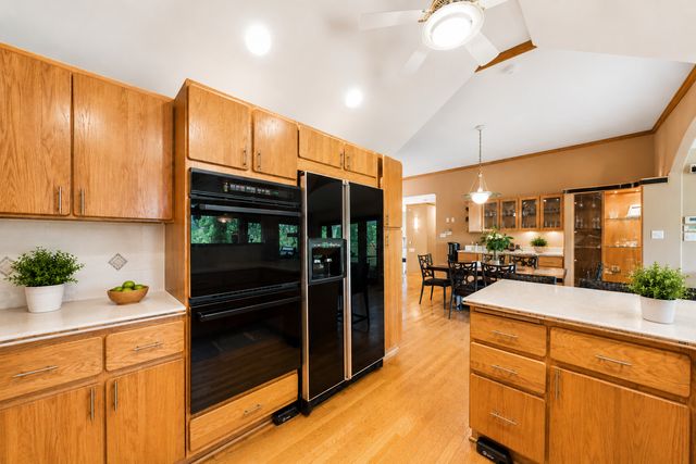 130 Surrey Lane, Burr Ridge, IL 60527