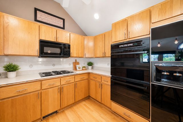 130 Surrey Lane, Burr Ridge, IL 60527