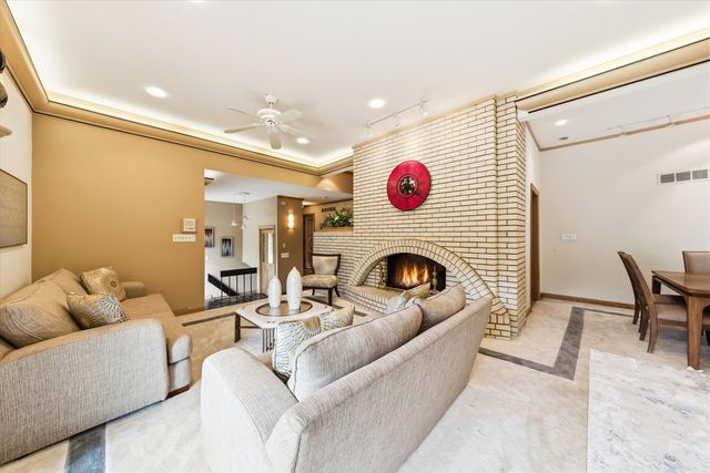 130 Surrey Lane, Burr Ridge, IL 60527