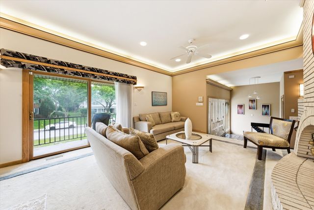 130 Surrey Lane, Burr Ridge, IL 60527