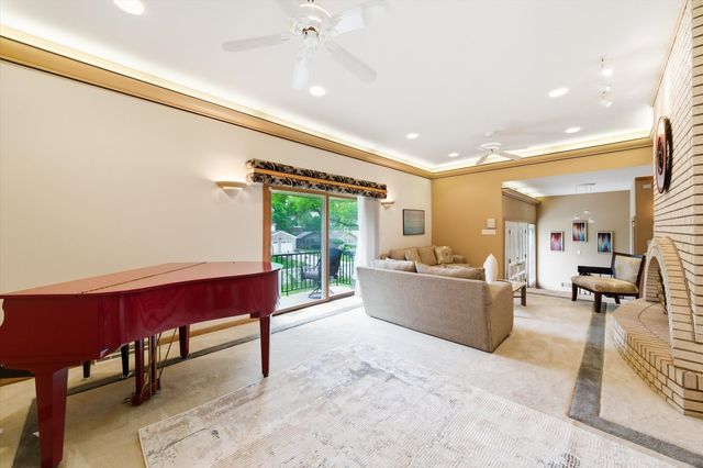 130 Surrey Lane, Burr Ridge, IL 60527