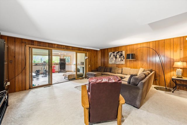130 Surrey Lane, Burr Ridge, IL 60527