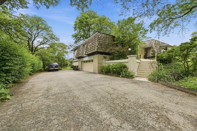 130 Surrey Lane, Burr Ridge, IL 60527