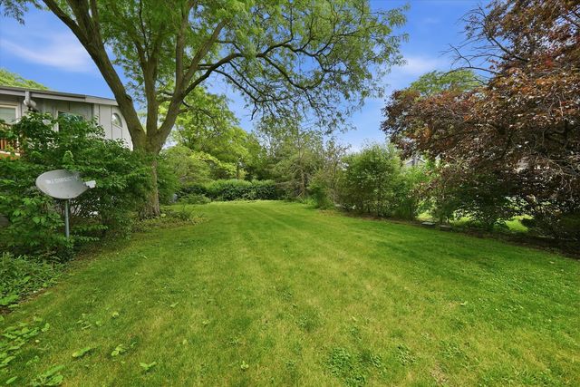 130 Surrey Lane, Burr Ridge, IL 60527
