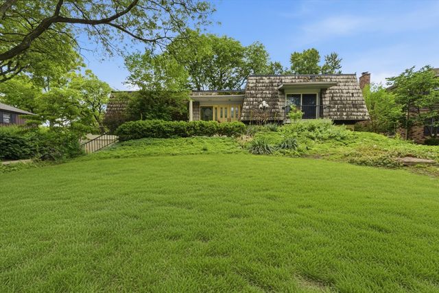 130 Surrey Lane, Burr Ridge, IL 60527