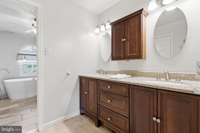 327 ABBEY LN, Lansdale, PA 19446