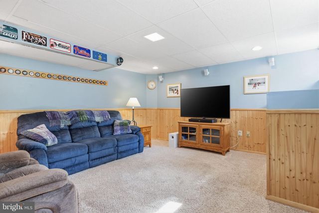 327 ABBEY LN, Lansdale, PA 19446