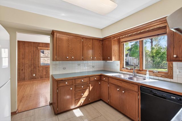 2431 Francis Street, South Saint Paul, MN 55075