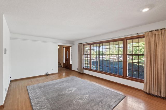 2431 Francis Street, South Saint Paul, MN 55075