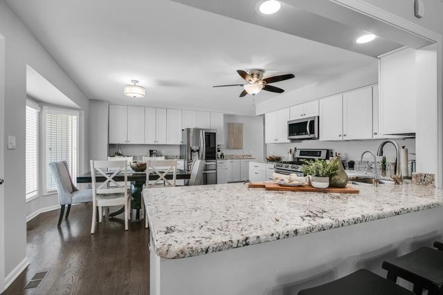 3700 Monarch Circle, Naperville, IL 60564