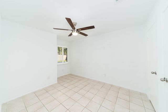 120 Meadow Bend Street, League City, TX 77573