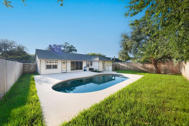 120 Meadow Bend Street, League City, TX 77573