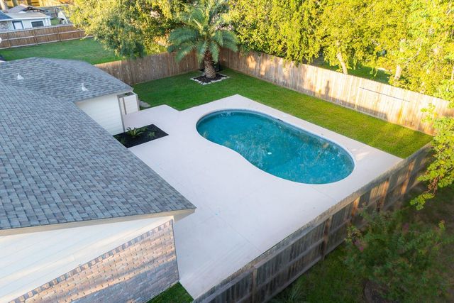 120 Meadow Bend Street, League City, TX 77573