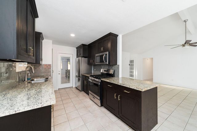 120 Meadow Bend Street, League City, TX 77573