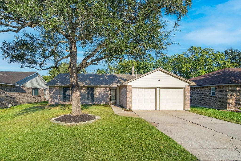 120 Meadow Bend Street, League City, TX 77573