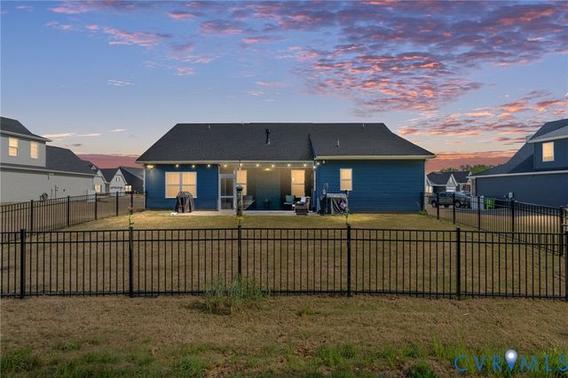 8073 Winter Fog Dr, New Kent, VA 23124